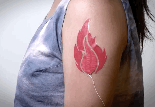 Tatuaż zmieniający barwę pod wpływem określonych informacji