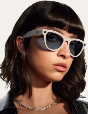 Kobieta nosząca smart okulary Meta